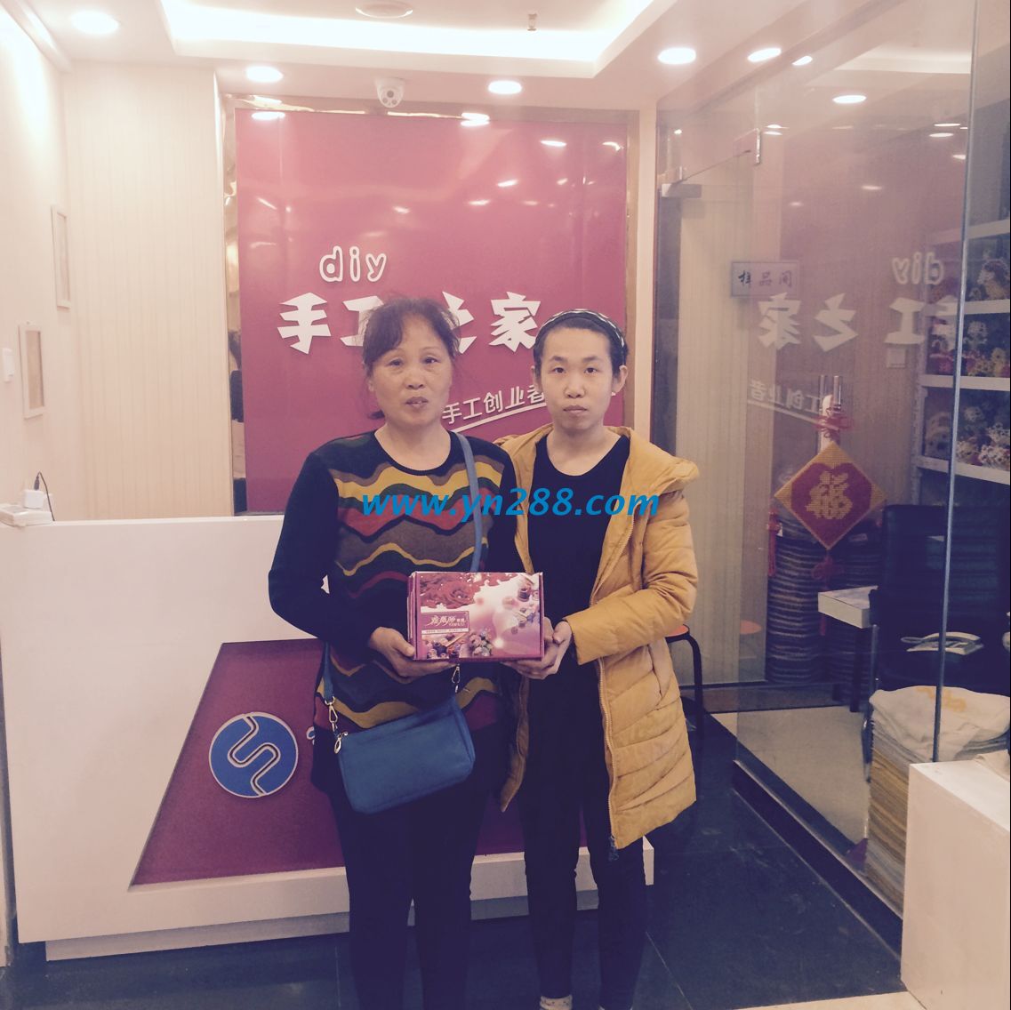 西安戶縣張女士初學(xué)珠繡忘壓線導(dǎo)致作品松散，手工活之家現(xiàn)場指導(dǎo)至熟練(圖1)