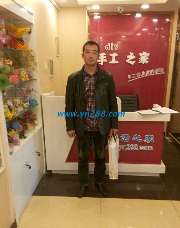 河南新鄉(xiāng)翟大叔來手工活之家總部考察，欲組織村里閑散人員婦女做手工活(圖1)