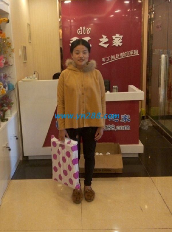 邯鄲廣平煙女士來手工活之家總部考察，找到加工費(fèi)高的手工活(圖1)