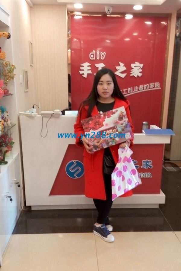 邯鄲永年化妝品店趙女士親自來手工活之家總部考察，欲兼職做手工活(圖1)