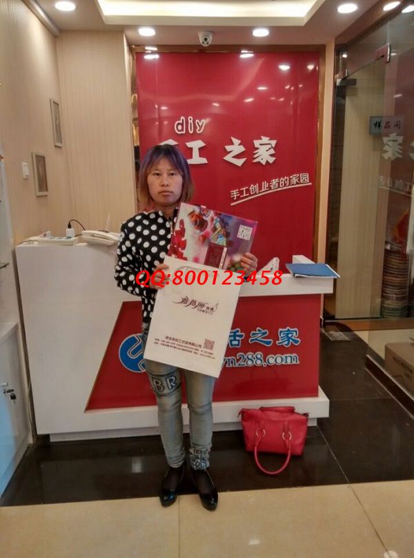 河北滄州美甲師晏女士欣賞手工藝術(shù)，親自來手工活之家考察合作(圖1)