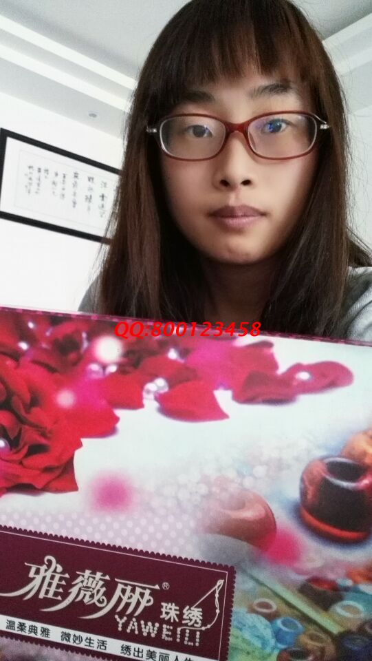 浙江溫州大學生林女士利用周末業(yè)余時間兼職做手工活珠繡(圖1)
