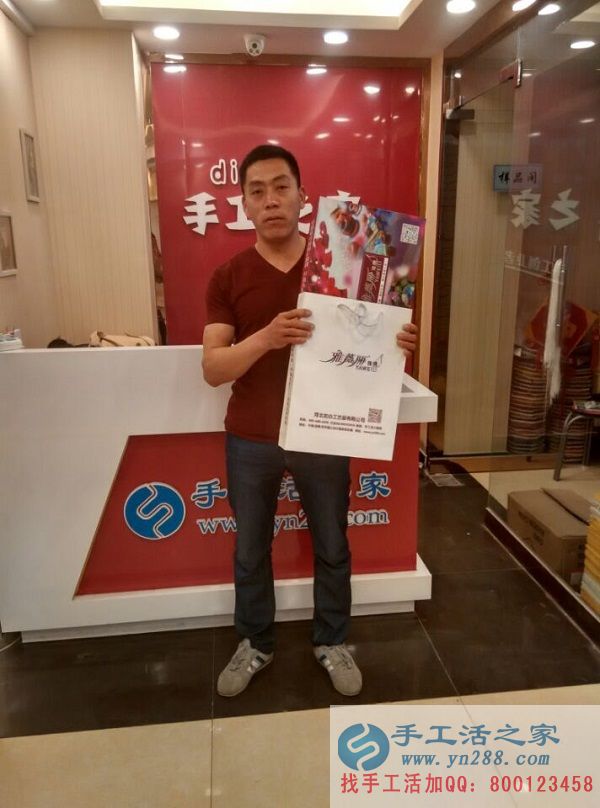 邯鄲涉縣農(nóng)民張先生來手工活之家考察組織當?shù)亻e散人員做手工活致富(圖1)