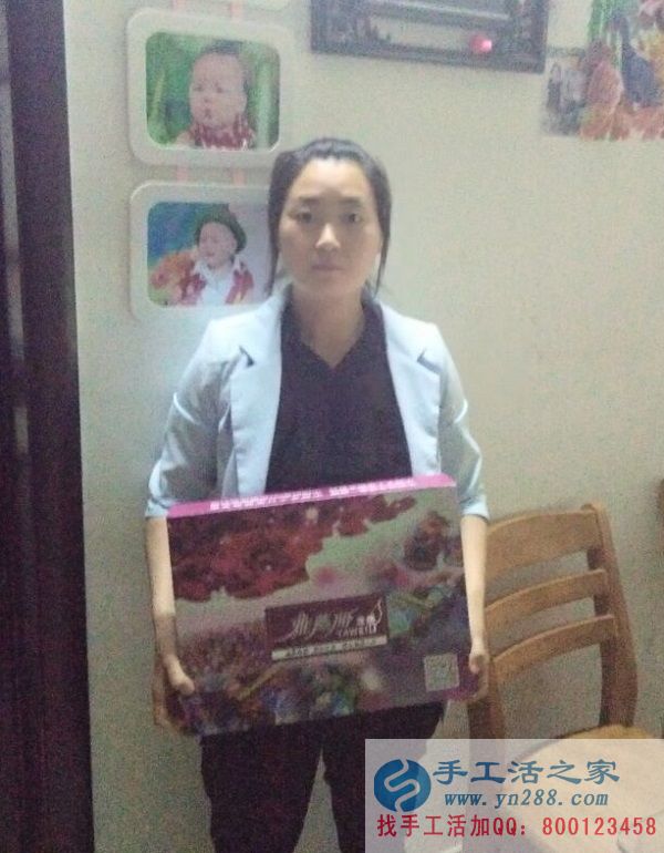 河南平頂山寶媽張女士業(yè)余時(shí)間做手工活串珠繡，賺錢不誤帶孩子！(圖1)