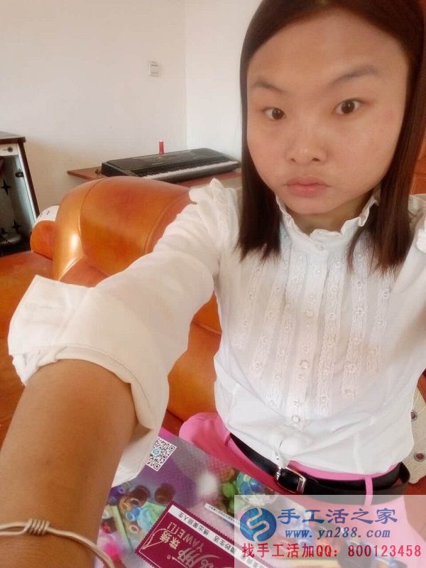 河南商城徐女士做手工活串珠繡，上班族業(yè)余時間兼職手工活賺外快(圖1)