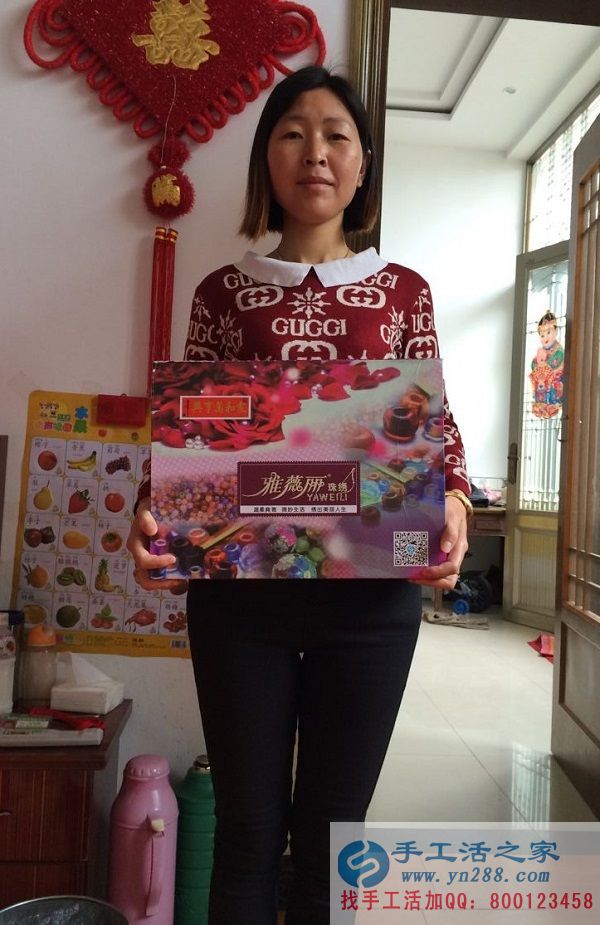 江蘇泰州婦女在家?guī)Ш⒆又嘧鍪止せ畲槔C，輕松賺加工費(fèi)(圖1)