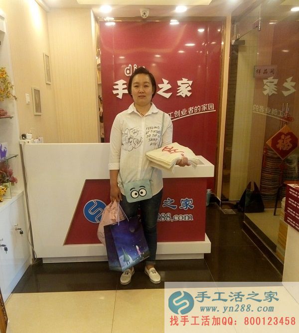 河南新鄉(xiāng)楊女士來手工活之家交貨，合格完成一套生肖圖案串珠繡(圖1)