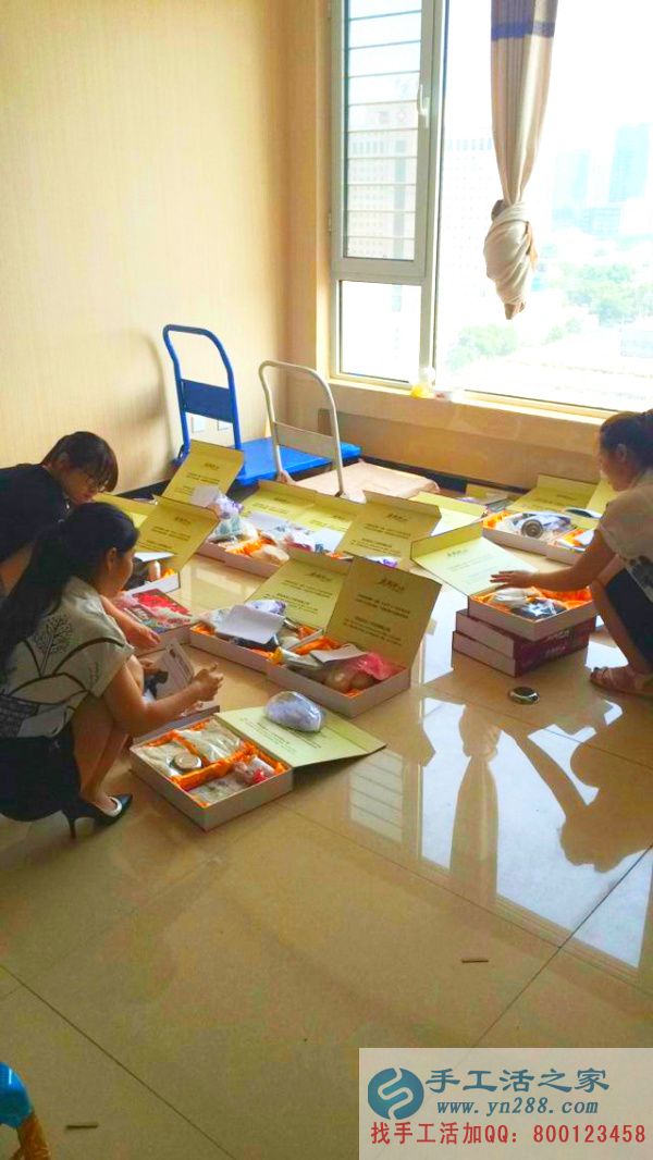 工作人員將禮盒一一檢查，包好
