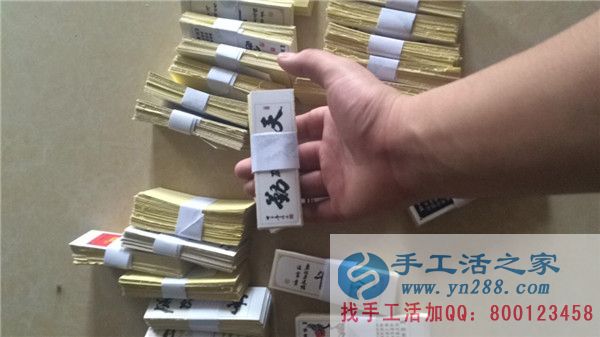在快遞小哥搬快遞時，工作人員在整理不粘膠