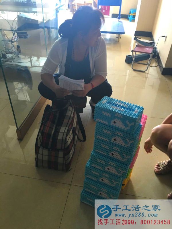 手工活之家代理商正在認真做手工活: 手工活之家的代理送來的紙抽盒是不是很漂亮!