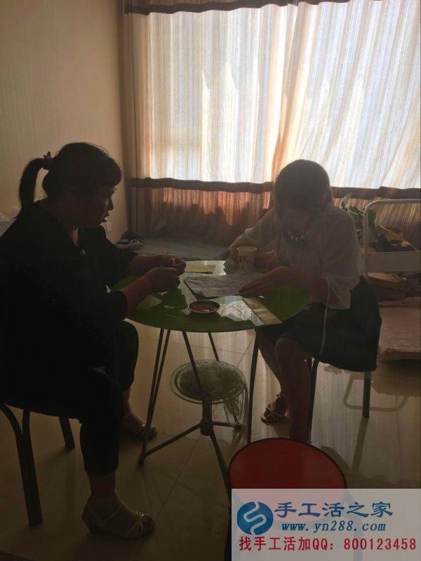 手工活之家代理商正在認真做手工活: 手工活之家美女代理商正在認真比照圖紙