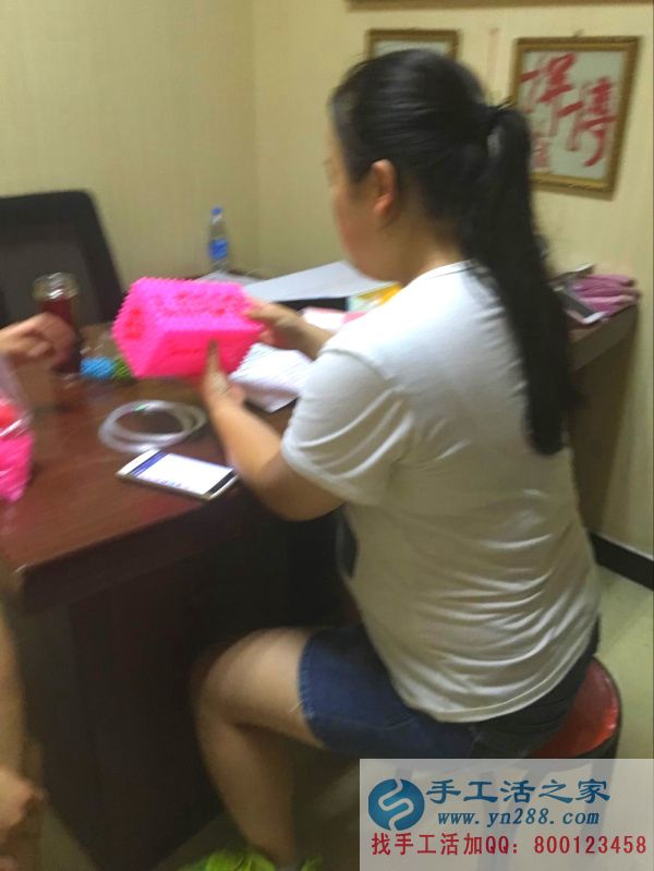 手工活之家代理商正在認真做手工活: 手工活之家代理商正在認真串珠