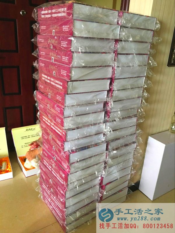 所有材料都放齊后，禮盒進(jìn)行密封中