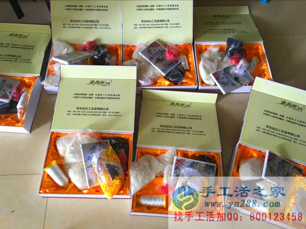 手工活之家網(wǎng)的員工將串珠繡所需要的材料、工具、光盤放入禮盒中