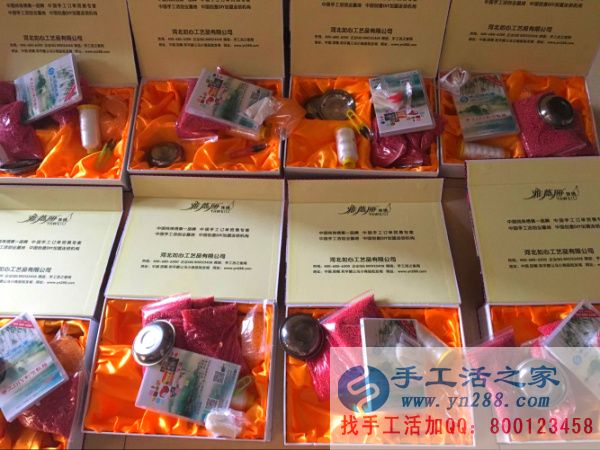 紅色仿珍珠、特制線、光盤放入禮盒中