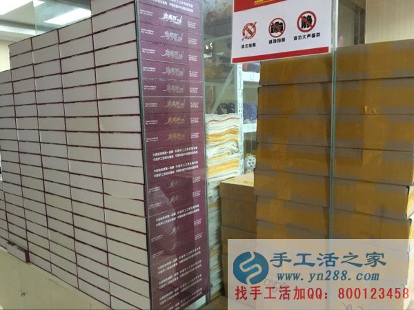 滿目整齊的禮盒，如待檢閱的士兵，震撼你我心靈