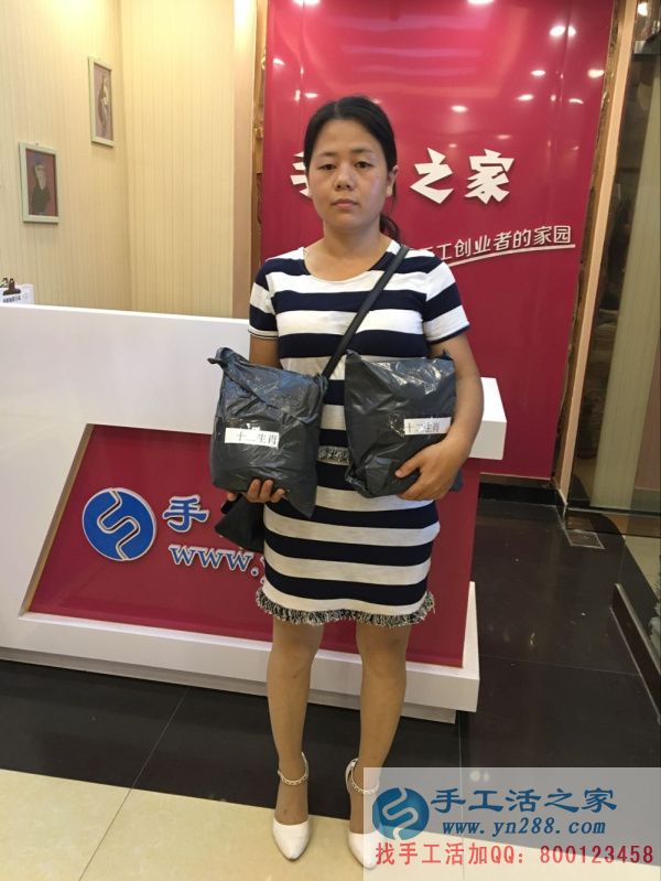 驗收合格后，河南客戶又拿了兩套作品，回家等待加工費