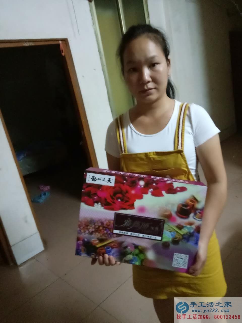 廣西百色哪里有手工活外發(fā)加工的，黃女士在家做手工活串珠加工補(bǔ)貼家用