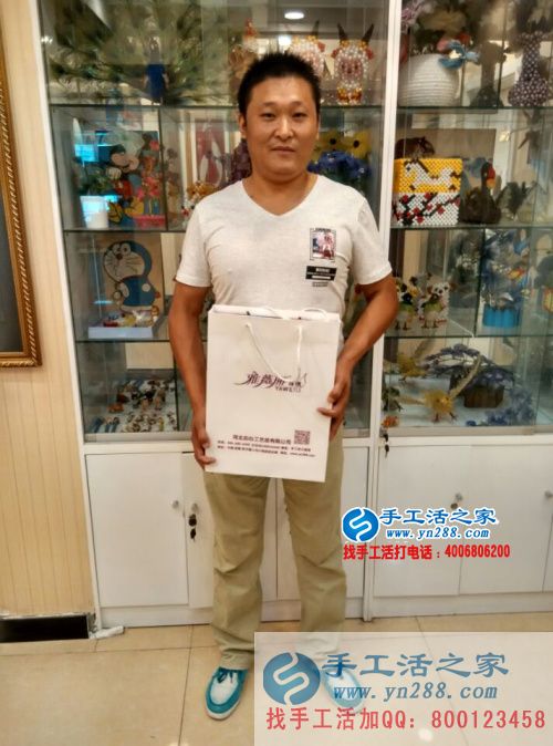 河南濟源退伍軍人王先生來手工活之家尋找合作項目，看好串珠繡產(chǎn)品加工