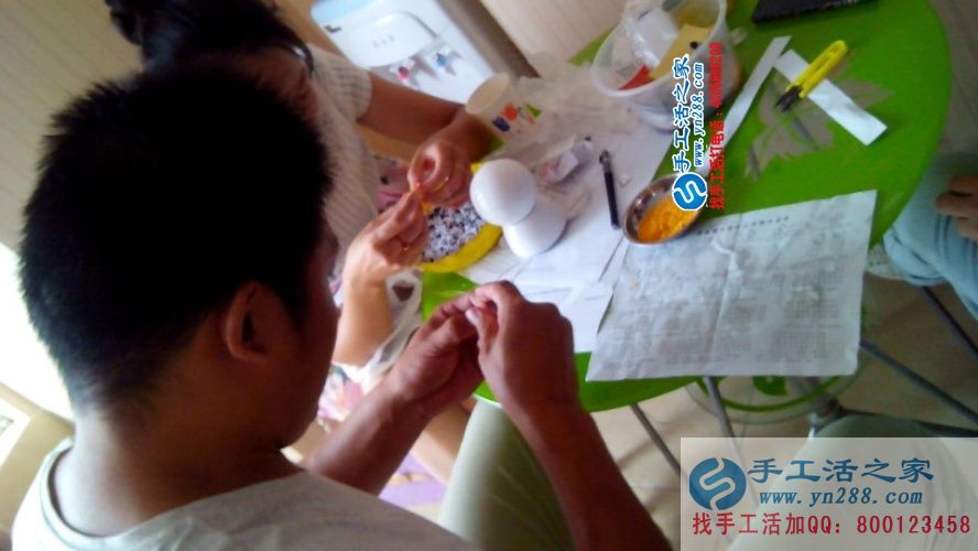 河南濟源退伍軍人王先生來手工活之家尋找合作項目，看好串珠繡產(chǎn)品加工