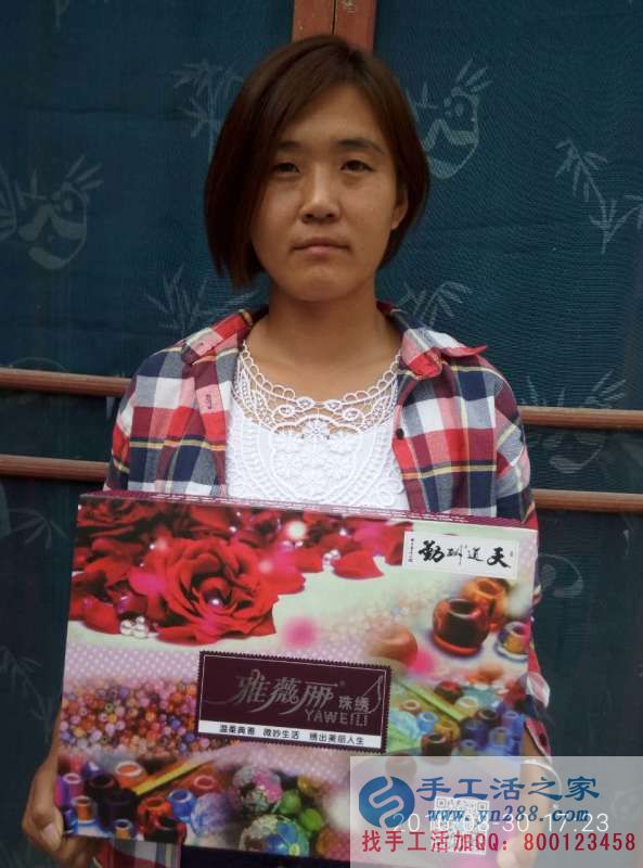 山東濟寧鄉(xiāng)村教師王女士兼職手工活串珠繡賺錢致富改善生活！
