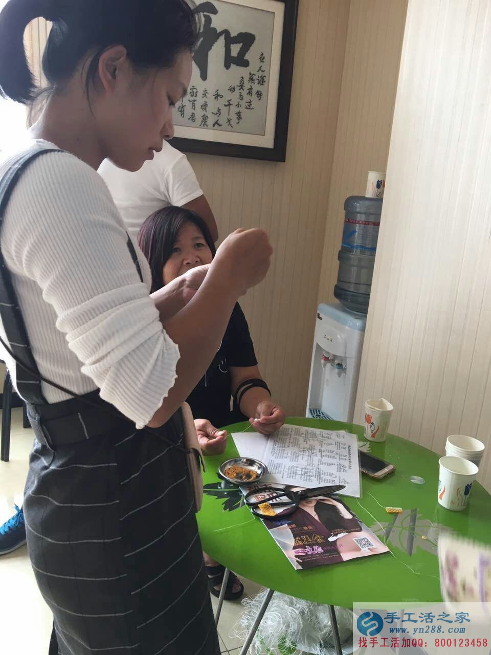 浙江麗水何女士在家做手工活串珠繡致富賺錢(qián)好項(xiàng)目 浙江麗水何女士在家做手工活串珠繡致富賺錢(qián)好項(xiàng)目