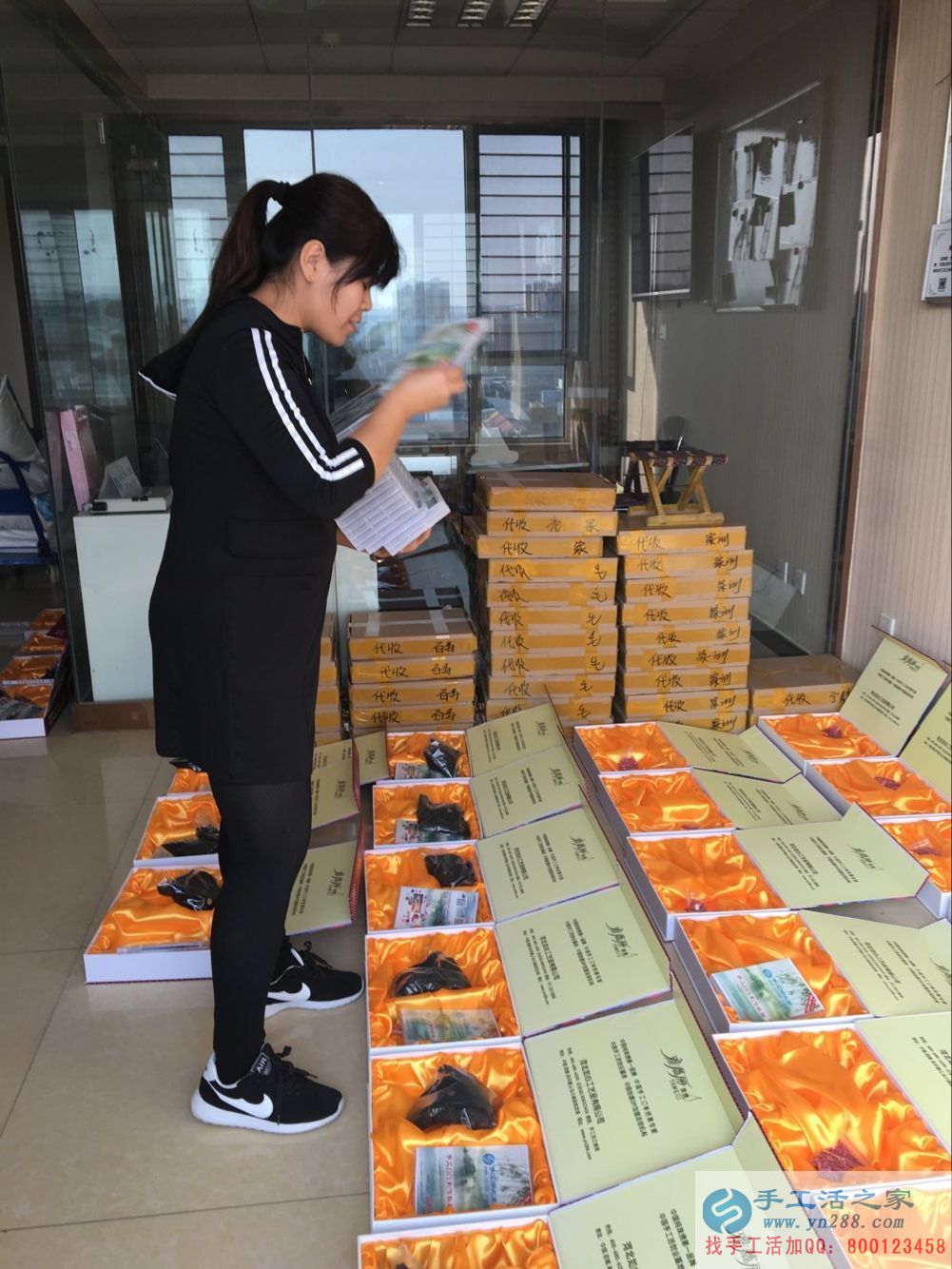 在家能做的兼職，邢臺理發(fā)店老板前來手工活之家做串珠加工外發(fā)
