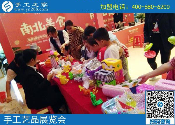 開糧店的老哥做彩珠繡，河南商水胡先生堅(jiān)持做正規(guī)供料的手工活掙錢