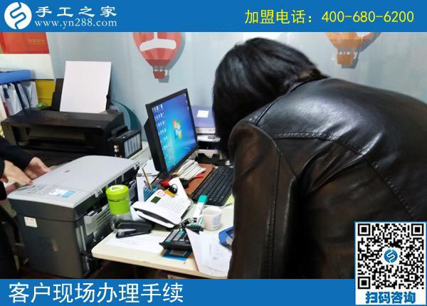 耿女士現(xiàn)場(chǎng)辦理合作手續(xù) 耿女士現(xiàn)場(chǎng)辦理合作手續(xù)