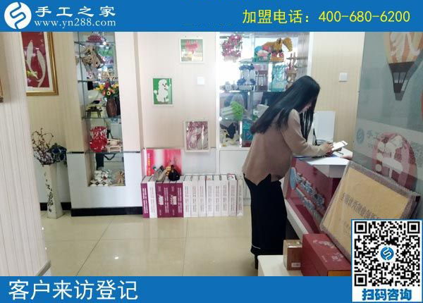 對這個可以寄到家做的手工活很滿意，四川瀘州李女士很樂意跟周圍的人分享