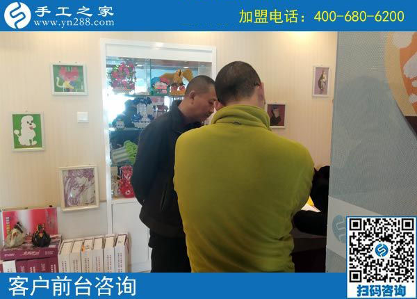 范先生和朋友在公司前臺(tái)咨詢(xún)