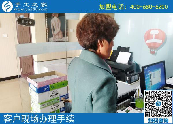 11月3日，找手工活做，可以帶回家做的手工活，手工之家的彩珠繡是首選。手工之家接待考察加工客戶剪影