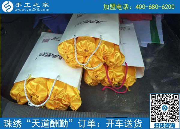 為了讓客戶滿意，這個老板選擇親自送貨  