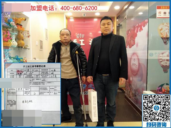 湖南一50歲殘疾老人拄著雙拐，2000多里路程來(lái)到手工之家為哪般？(圖1)