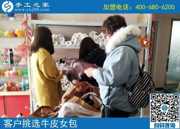 從外出打零工到在家掙錢，丈夫幫云南的永霞女士找到可以寄到家做的手工活，這次又結(jié)算500元