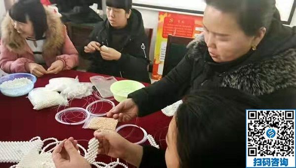走進社區(qū)，讓珠繡手工成為大家脫貧致富的一件法寶！----記手工之家走進社區(qū)培訓(xùn)串珠手工活動