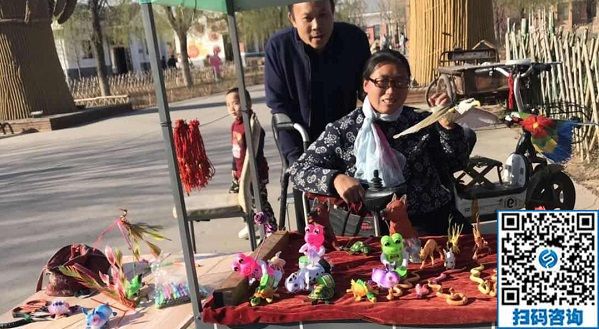 讓更多的民間手工和民間手工藝人在這個(gè)舞臺(tái)上一起高飛！------記手工之家郝總到訪糧畫小鎮(zhèn)，探訪草編大師李素云