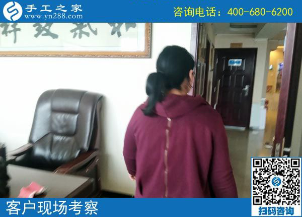 帶著孩子做珠繡外放手工活是種享受，河北邯鄲司女士在家掙錢是這樣的