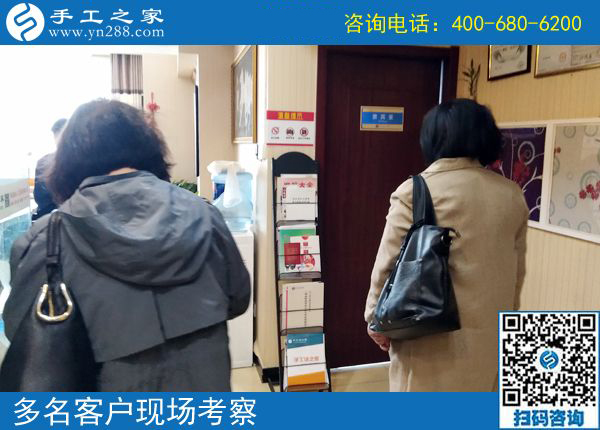 同事們不解、佩服、埋怨，吉林四平張女士沒有把這個可以帶回家做的手工活告訴大家