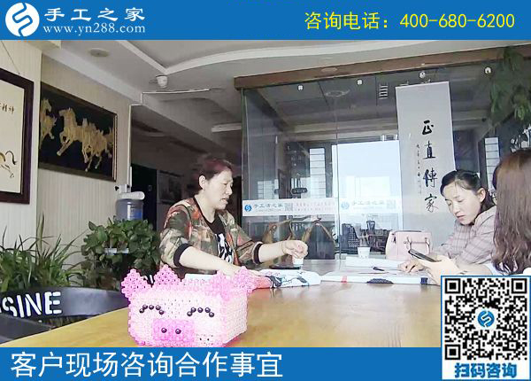 5月19日，珠繡，這個可以帶回家做的手工活不設(shè)限，殘疾人也能做。手工之家接待考察加工客戶剪影