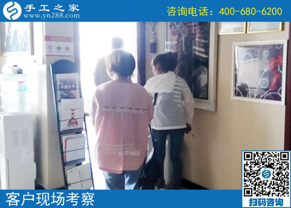 手工活在家要認(rèn)真做，河南林州郝女士帶著孩子做手工活外包掙錢