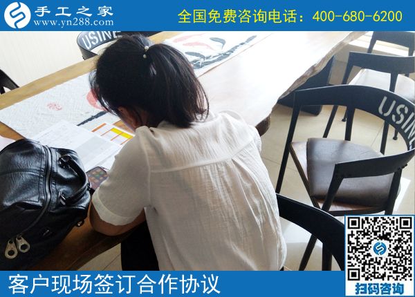 為了掙錢，福建廈門葉女士選擇下班后做正規(guī)供料的手工活