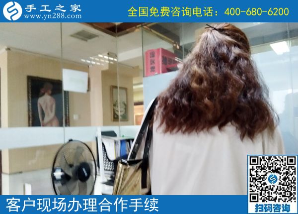 天熱了，不出門，天津王女士與婆婆一起做正規(guī)供料的手工活掙錢