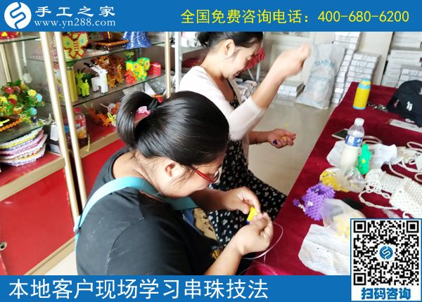 暑假要多掙錢，河北邯鄲曹女士做珠繡正規(guī)供料的手工活的時間多了