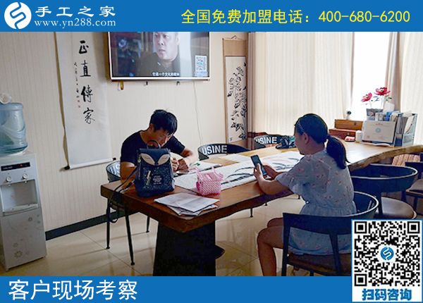 在周圍人的眼中，馬先生夫婦的生活是幸福的，除了羨慕之外，更多的是佩服，夫妻倆都是在外上班掙工資的，工作不錯(cuò)，而且空閑時(shí)間兩個(gè)人還一起做著一份手工活兼職，在家還有一份收入，更主要的兩個(gè)人都很喜歡，還能在一起做。 家住安徽靈璧的馬先生夫婦，以前下班后也跟很多上班族一樣，沒什么事干，馬先生出去跟朋友喝酒聊天，妻子在家看看電視追追劇，雖然日子也很平淡，但兩人少了交流，生活里總感覺缺點(diǎn)什么。 正是這樣情況長(zhǎng)期存在，正是兩個(gè)人都意識(shí)到這個(gè)問題，所以第一次看到手工之家的勵(lì)志珠可以寄到家做的手工活時(shí)，夫婦兩人的意見高度一致，都想趕緊考察一下，然后把這個(gè)手工活拿回家做。 一番了解、一次考察，成就了馬先生夫婦的好兼職，勵(lì)志珠針法簡(jiǎn)單、干凈衛(wèi)生、時(shí)間自由、成品高端，非常適合兩個(gè)人。兩個(gè)人都做的很認(rèn)真，也都做的很好，馬先生雖然是個(gè)男士，但有時(shí)做得比妻子做的還好。 不出門在家做手工，不僅讓馬先生夫婦有了一份收入，更讓兩個(gè)人能常常坐在一起、相互交流、有說有笑。這一次，馬先生寄回一批珠繡成品，結(jié)算加工費(fèi)720元。
