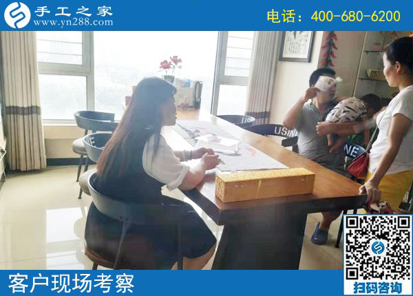 7月31日，月末來合作，想在家做手工活掙錢的人選擇了珠繡，手工之家接待考察加工客戶剪影