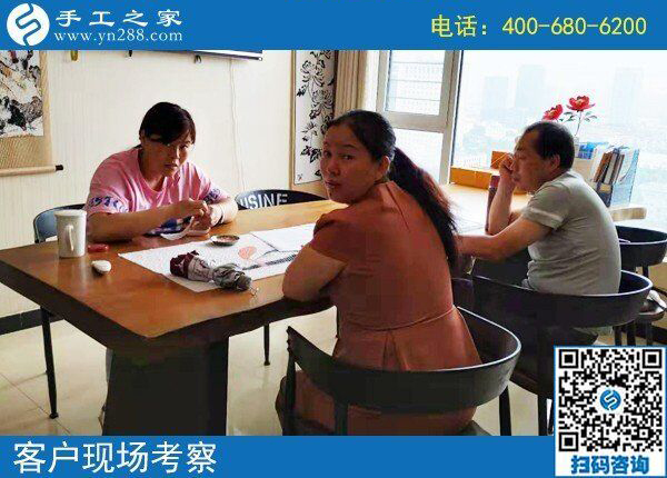 組織人做手工活促進(jìn)鄰里和睦，一起說(shuō)說(shuō)笑笑串珠繡(圖1)