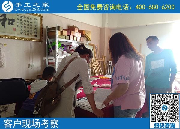 空閑時(shí)做串珠手工活外發(fā)，浙江湖州李女士一家人邊賺錢邊過(guò)節(jié)的畫面好溫馨