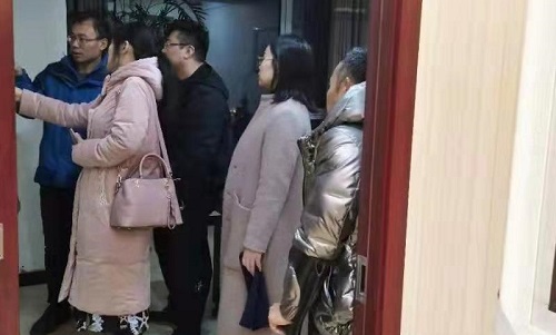 加大珠繡市場(chǎng)化、著重產(chǎn)品創(chuàng)新------記邯鄲學(xué)院文化產(chǎn)業(yè)管理專(zhuān)業(yè)主任一行到手工之家調(diào)研指導(dǎo)