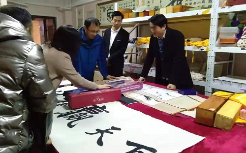 加大珠繡市場(chǎng)化、著重產(chǎn)品創(chuàng)新------記邯鄲學(xué)院文化產(chǎn)業(yè)管理專(zhuān)業(yè)主任一行到手工之家調(diào)研指導(dǎo)